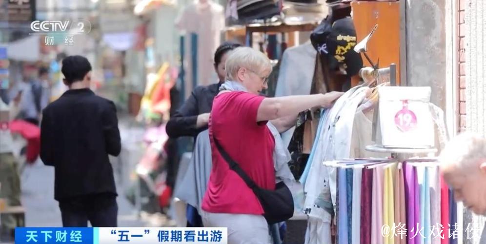 旅游+购物 外国人提着行李箱来“扫货”